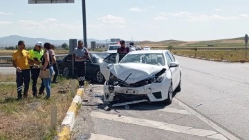 Sivas'ta İki Otomobil Çarpıştı: 4 Yaralı!