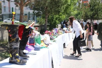 Sivas'ta İlkokul Öğrencileri Atık Malzemeleri Sanata Dönüştürdü 