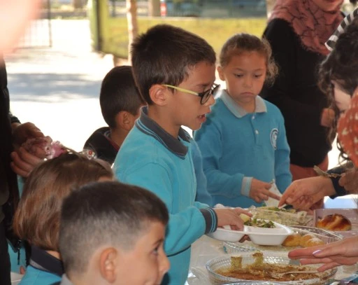 Sivas'ta İlkokul Öğrencileri Lösemili Çocuklar Yararına Kermes Açtı