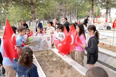 Sivas'ta İlkokul öğrencilerinden şehitliğe ziyaret! 