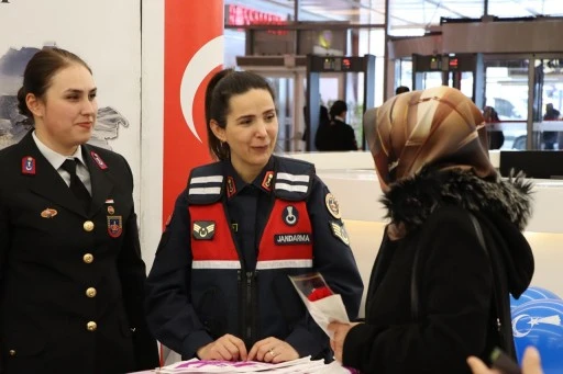 Sivas'ta Jandarma Ekipleri AVM'de KADES'i Tanıttı