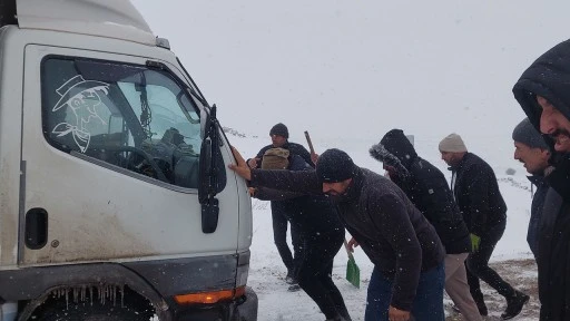 Sivas'ta Kar Yağışı, Tipi Ve Buzlanma Nedeniyle Mahsur Kalan 14 Araç Kurtarıldı