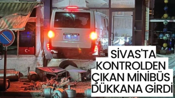 Sivas'ta Kontrolden Çıkan Minibüs Dükkana Girdi