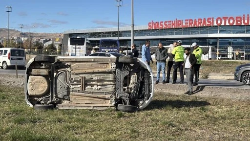 Sivas'ta Kontrolden Çıkan Otomobil Yan Yattı! 