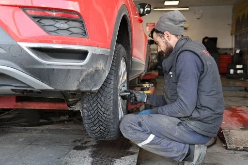 Sivas'ta Lastikçilerde Kış Yoğunluğu 