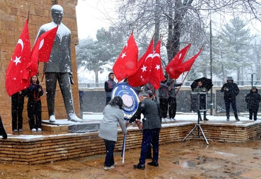 Sivas'ta Öğretmenler Anıt'a Çelenk Sundu 