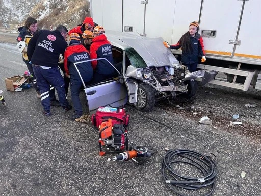 Sivas'ta Otomobil Kamyonetle Çarpıştı: 2 Yaralı