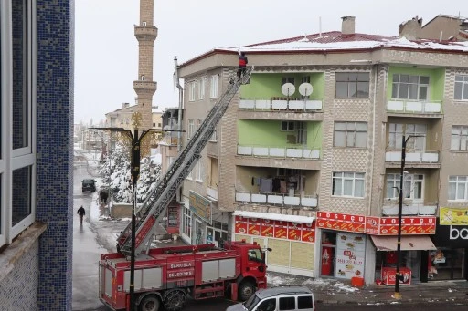 Sivas'ta Tehlike Arz Eden Buz Sarkıtları İçin Çalışma Başlatıldı 