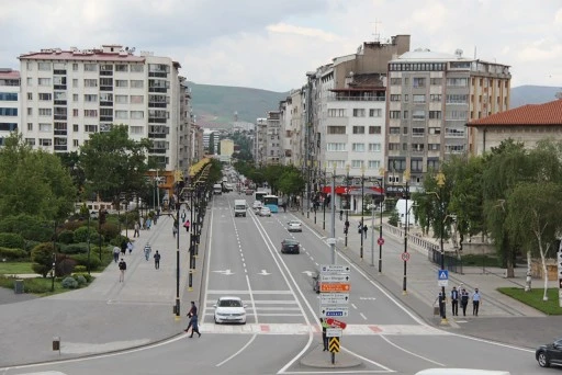 Sivas'ta Trafik Keşmekeşi Artarak Devam Edecek! Sayı 200 Bine Dayandı!  