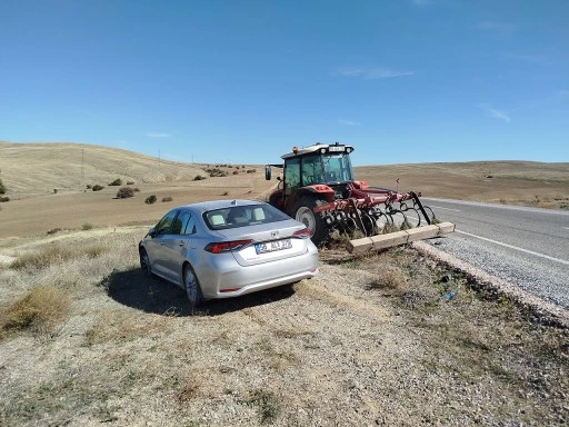 Sivas'ta traktör ile otomobilin çarpıştığı kazada 2 kişi yaralandı