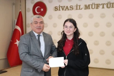 Sivas'ta Yarışmada Dereceye Giren Öğrenciler Ödüllerini Aldı 