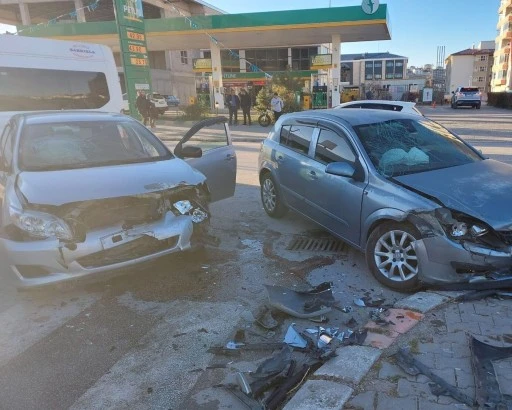 Sivas'ta Zincirleme Trafik Kazası! 1'i Çocuk 4 Yaralı