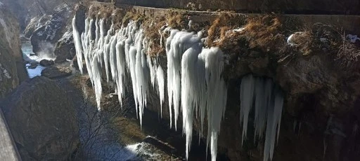 Sivas'taki Turistik Vadide Dev Buz Sarkıtları Oluştu