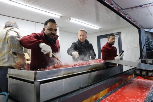 Sivaslı Fenomen Tostçu, Sucuk Ekmek Dağıttı