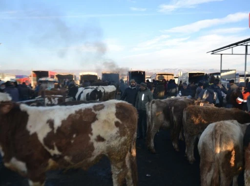 Sivaslı Ticaret Devam Ediyor, Ancak Piyasa Şartları Satıcıyı Zorluyor