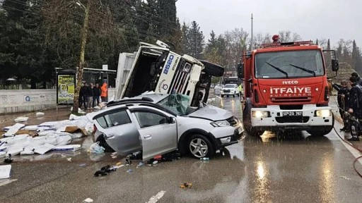 Sürücü koltuğundayken üzerine kamyon devrildi