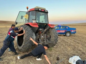 Tarlada mahsur kalan çiftçiye jandarma yardım etti