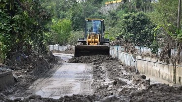  Taşkın ve heyelan meydana gelen ilçelerde temizlik çalışmaları sürüyor