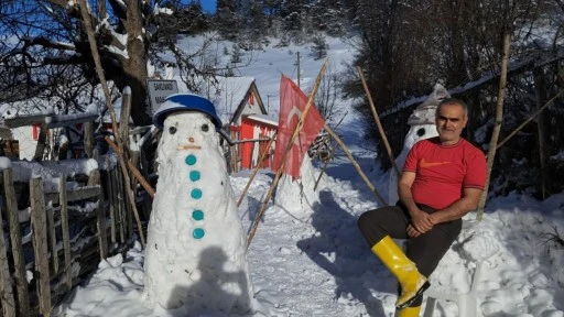 Tek Başına Yaşıyordu... Kardan Ordu Kurdu! 