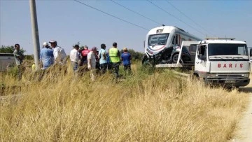 Tren Hemzemin Geçitteki Arabaya Çarptı: 3 Ölü!