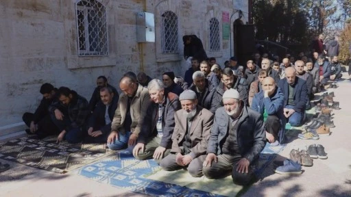 Uçurumun  Kıyısındaki Camide İlk Cuma Namazı 