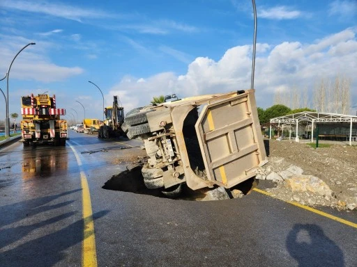 Yol hafriyat kamyonunu yuttu!