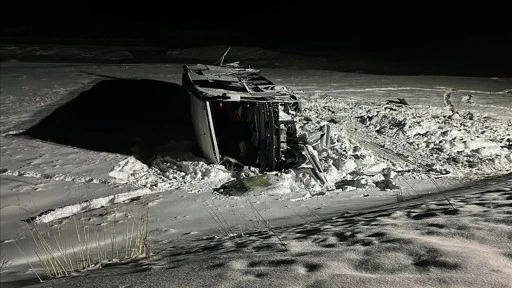 Yoldan Çıkan Yolcu Otobüsü Araziye Devrildi: 37 Kişi Yaralandı 