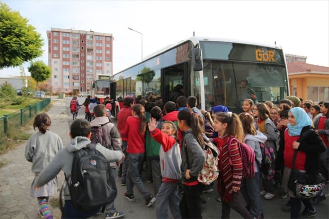 Belediye öğrencileri sinemaya taşıyor