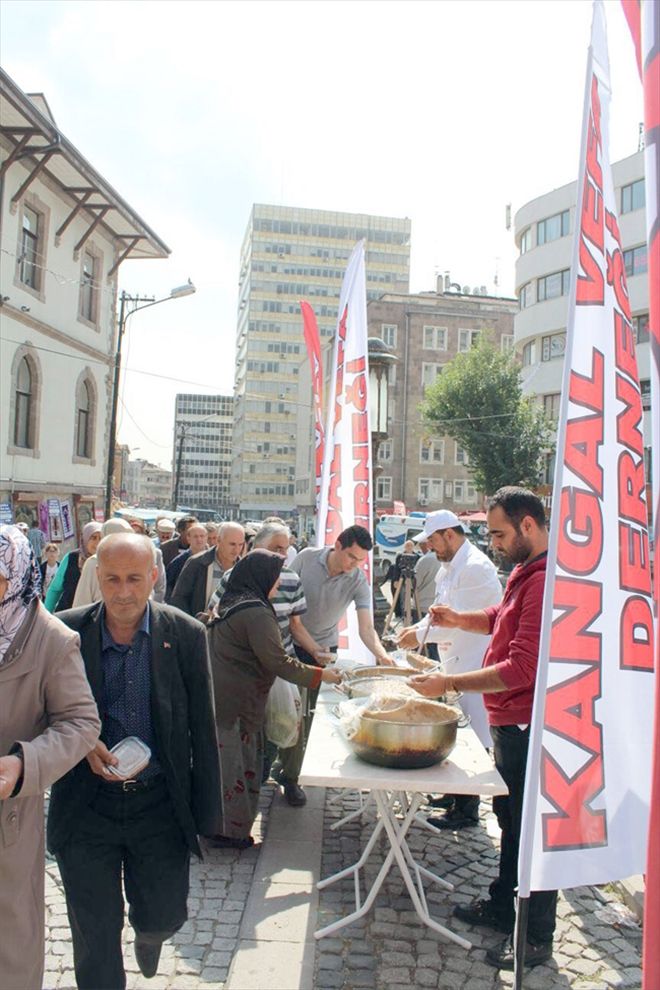 Kangal Vefa Derneği bin kişiye aşure dağıttı