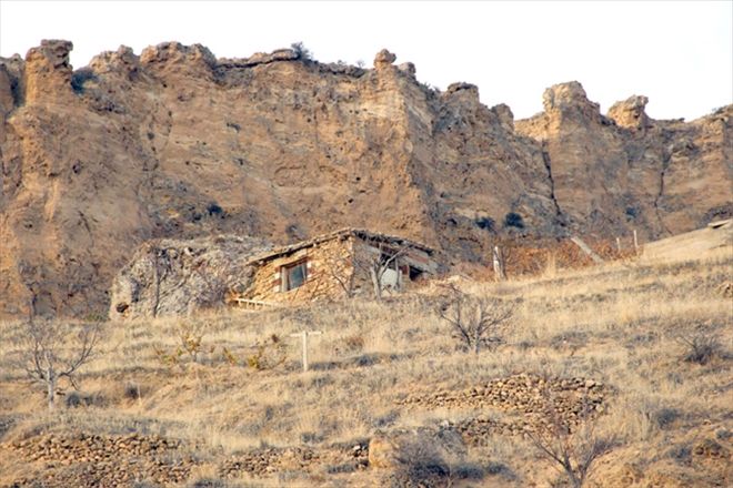 Kayalara yapılan taş evler dikkat çekiyor