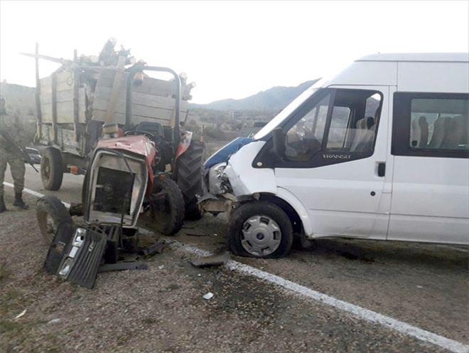 Öğrenci servisiyle traktör çarpıştı