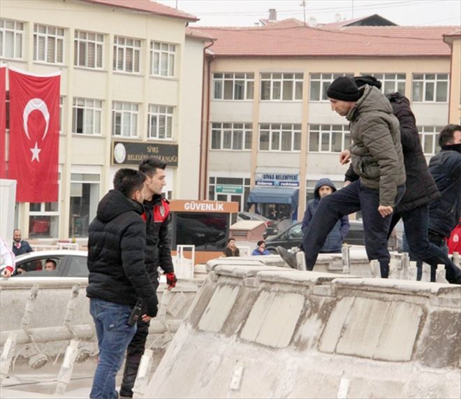 Süs havuzunda kendini yakmak istedi