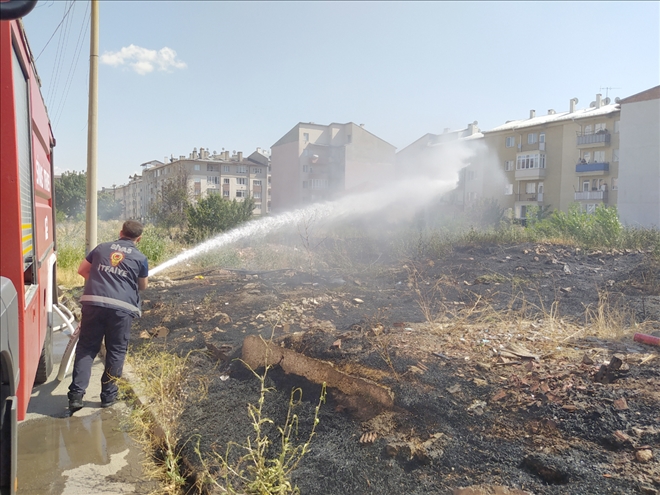 Mahallede Çıkan Ot Yangını Korkuttu