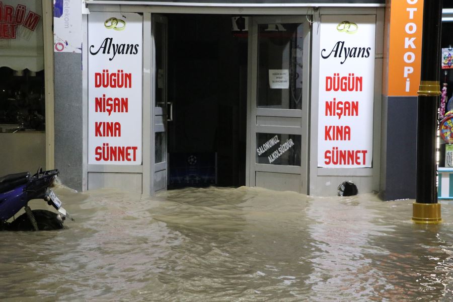 Patlayan Su Borusu Şehrin Altını Üstüne Getirdi--Video