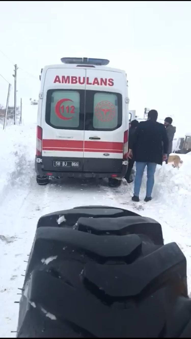 Mahsur Kalan Ambulansı İş Makinesi Kurtardı