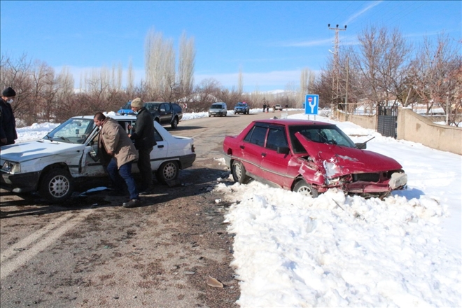 Otomobiller Çarpıştı: 3 Yaralı