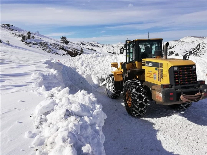 Kar 32 Köy Yolunu Kapattı--Video