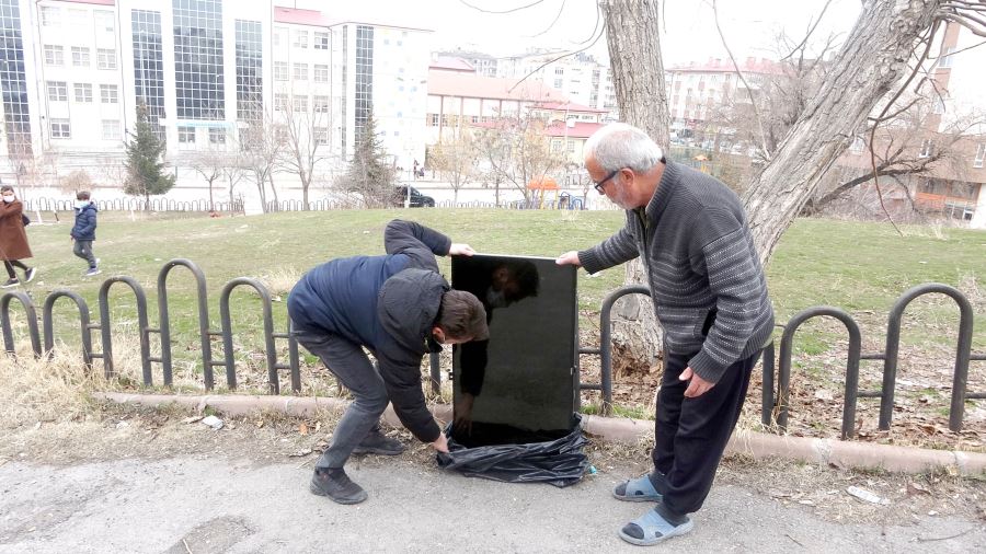 Hırsızlar Televizyonunu Geri Getirdi