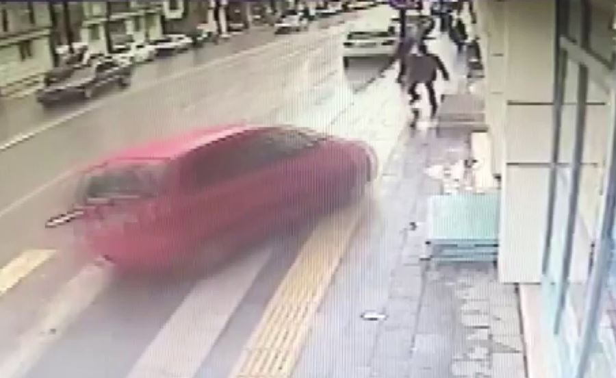 Otomobilin Altında Kalmaktan Son Anda Kurtuldular--Video