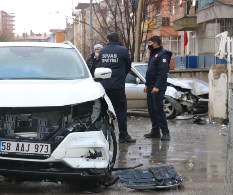 İki Otomobil Çarpıştı: 2 Yaralı--Video