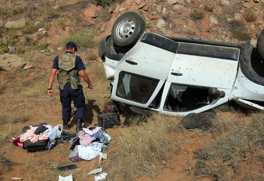 Düğünden Dönenleri Taşıyan Otomobil Şarampole Devrildi: 4 Yaralı 