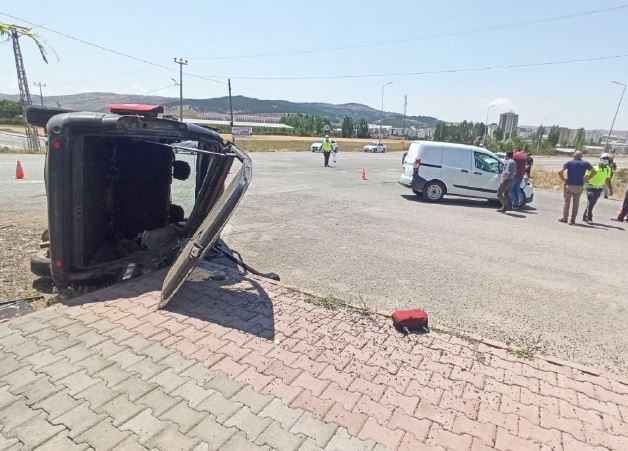 Hafif Ticari Araçlar Çarpıştı: 3 Yaralı 