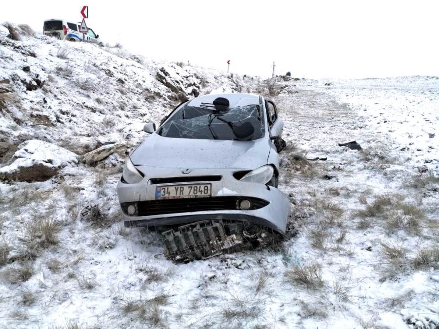 Sivas'ta Devrilen Otomobildeki 5 Kişi Yaralandı