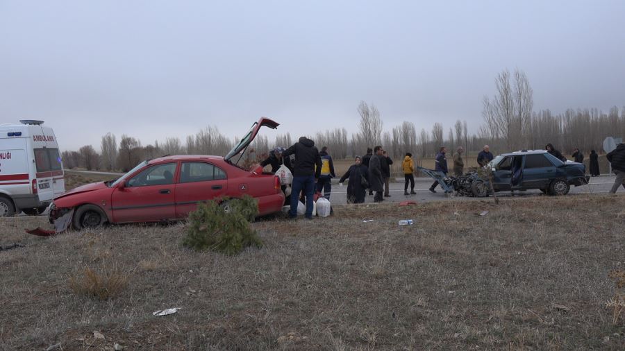 Sivas'ta Çarpışan İki Otomobildeki 6 Kişi Yaralandı 