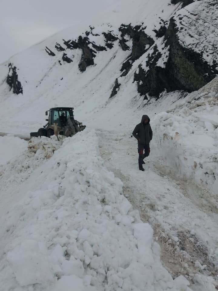  Çığ Ulaşımı Engelledi--Video