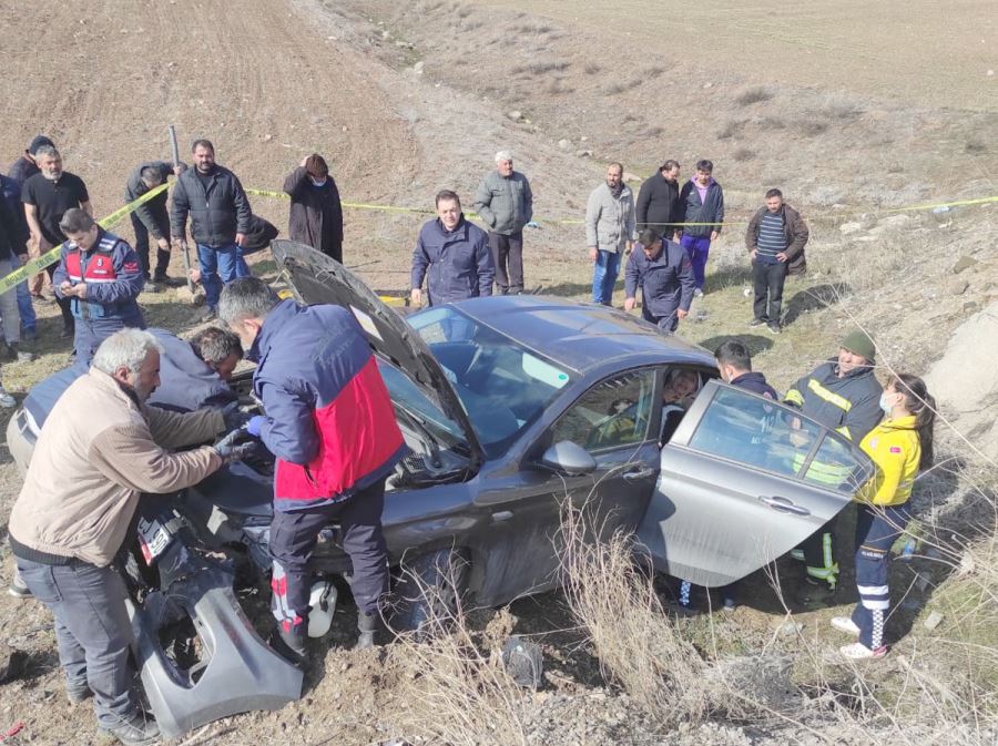 Sivas'ta Devrilen Otomobildeki 4 Kişi Yaralandı