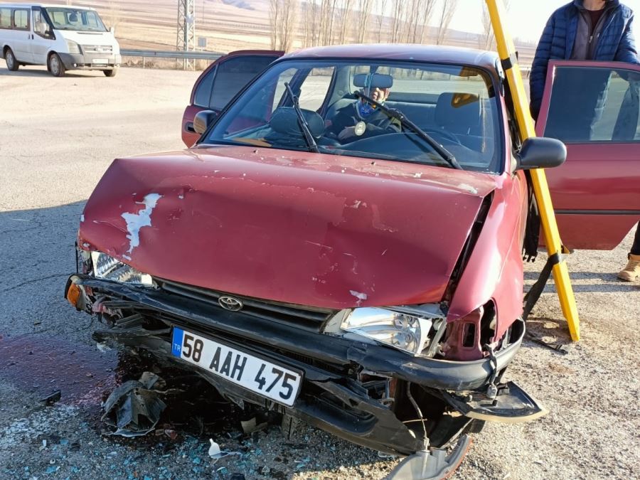 Sivas'ta İki Otomobilin Çarpışması Sonucu 3 Kişi Yaralandı