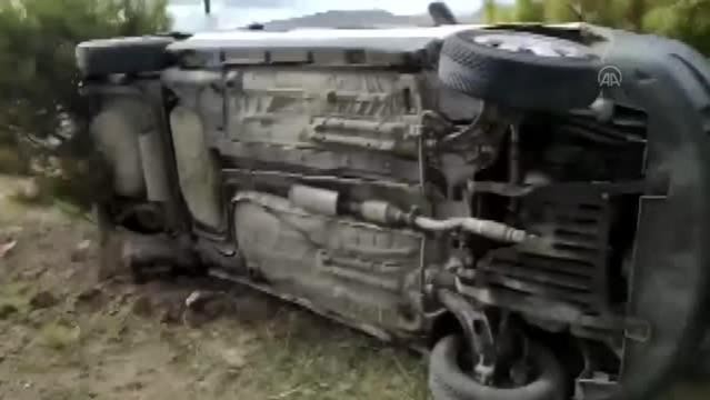 Sivas'ta Devrilen Otomobildeki 2 Kişi Yaralandı