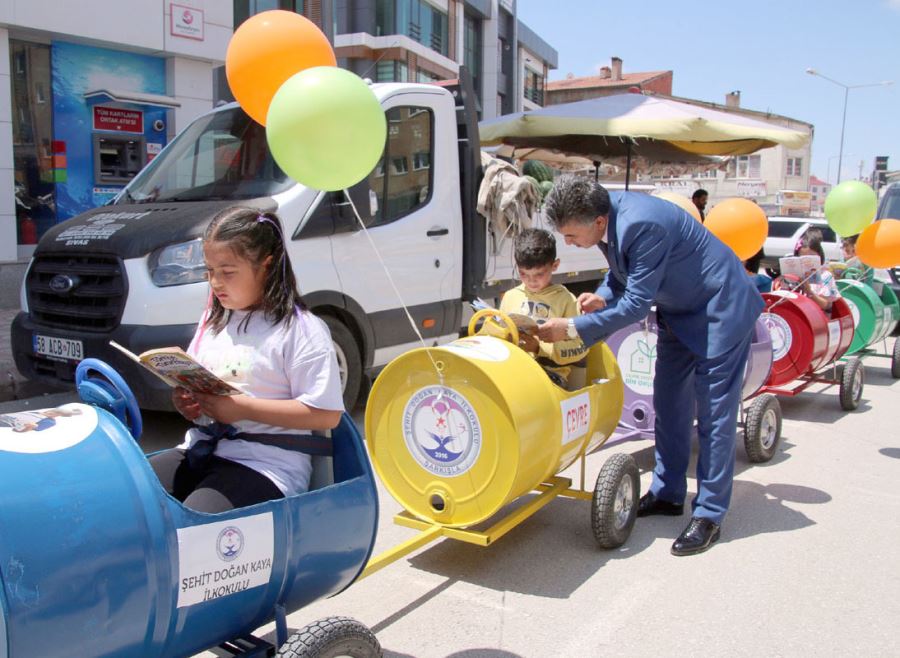 Sivas'ta Öğrenciler Çöp Varillerinden Gezici Kütüphane Oluşturdu -- Video