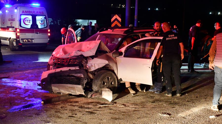 İki Aracın Karıştığı Kazada 1 Kişi Öldü, 9 Kişi Yaralandı--Video